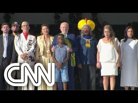 Catadora entrega a faixa presidencial a Lula | CNN NA POSSE