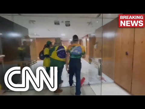 Veja momento em que criminosos invadem e quebram plenário do STF | CNN 360