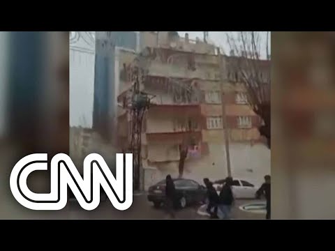 Veja vídeo que mostra prédio caindo durante terremoto na Turquia | CNN NOVO DIA